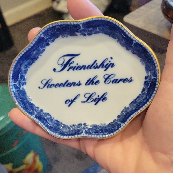 Mottahedeh Vintage Porcelain Plate with Blue Script/ Friendship/ EUC - Picture 1 of 2